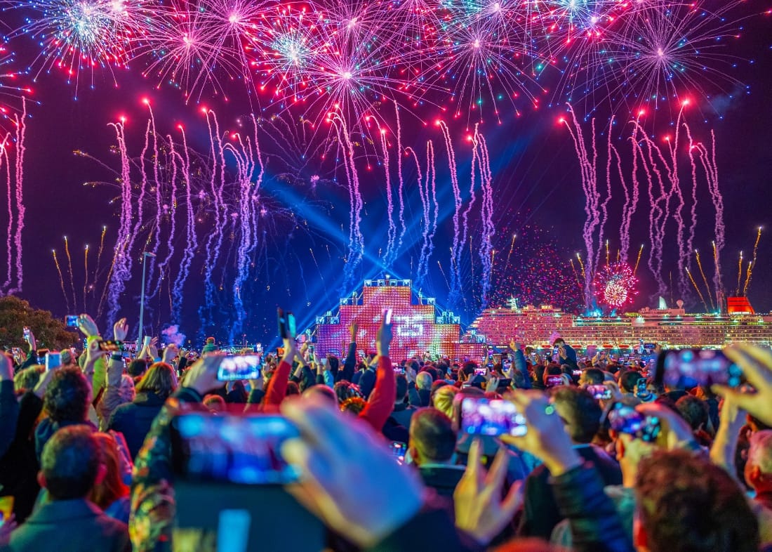 spectacular-new-year-fireworks-show-in-funchal-unique-view-from-praca-do-povo-with-explosion-of-colours-and-magical-atmosphere-for-reveillon